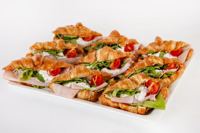 talerz crossantów wytrawnych