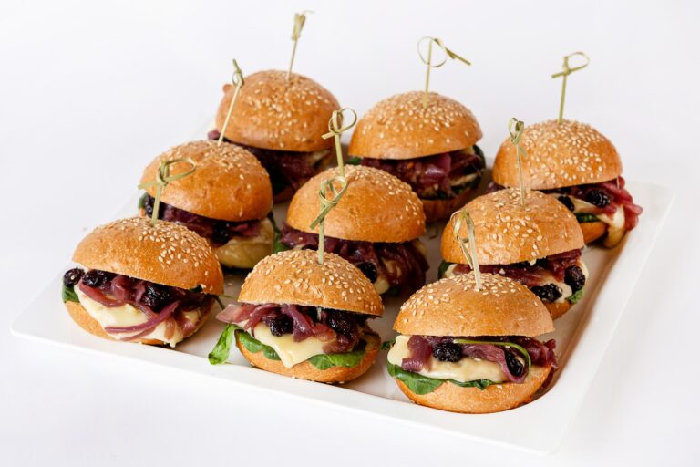 talerz mini burgerów